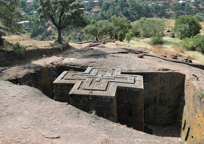 Средневековый монолитный храм Святого Георгия, вырезанный в скалах неподалеку Лалибэла (Эфиопия). | Фото: turist.delfi.ee.
