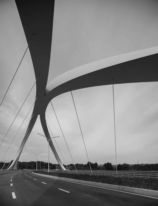 Арочная конструкция – наиболее эффективное решение для мостов с основным безопорным пролетом длиной до 200 метров (West Line Road Chengdu, Китай). | Фото: globaldesignnews.com.