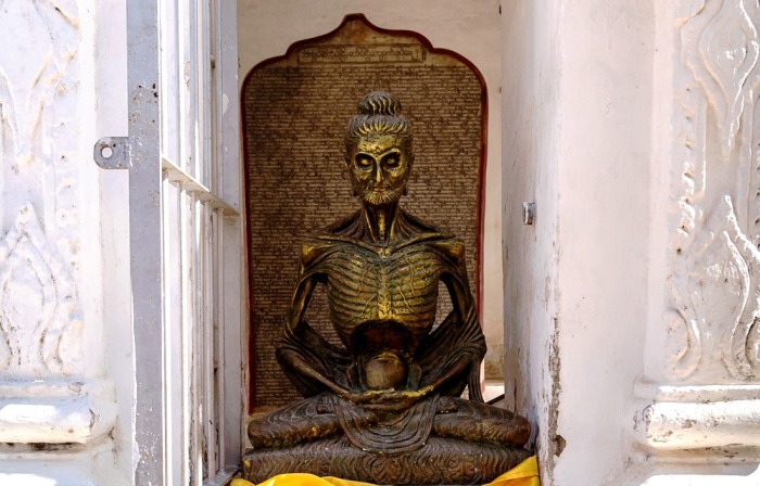 В одном из святилищ рядом с мраморной «страничкой» установлена уникальная статуя Будды в состоянии глубокого истощения, до того, как он покинул отшельников (Kuthodaw Pagoda, Мандалай). | Фото: zhitanska.com.