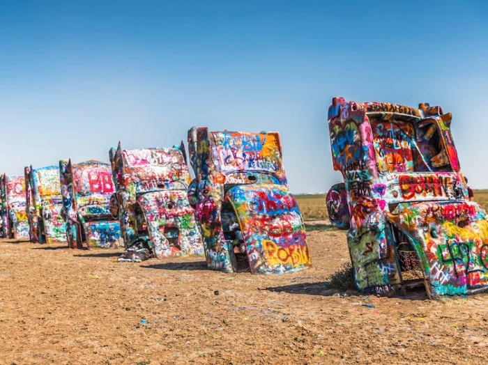 «Ранчо Кадиллак» – арт-композиция из настоящих автомобилей, которые решили не просто покрыть граффити, их частично закопали в землю (Амарилло, штат Техас). | Фото: timeout.com.