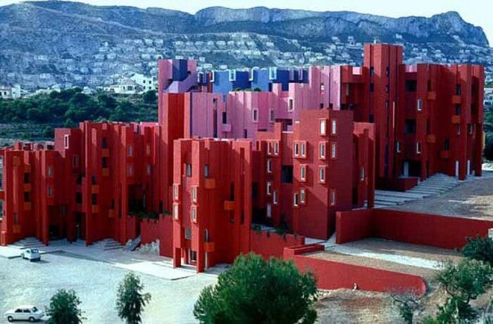 Жилой квартал La Muralla Roja – первый необычный архитектурный комплекс Европы, разработанный испанским архитектором Рикардо Бофиллом (Кальпе, Испания). | Фото: stunninglifestyle.com.