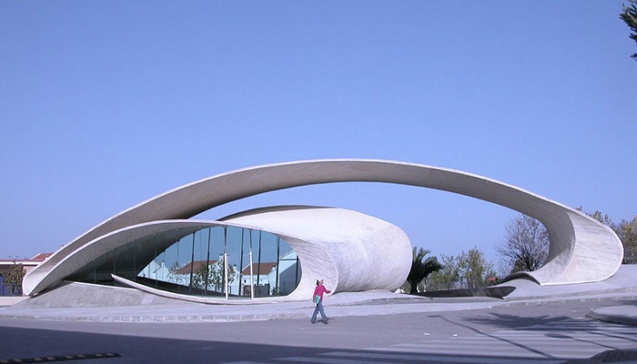 Междугородный автовокзал Casar de Caceres отличается сложной конструкцией и удивительной эстетикой (Испания).