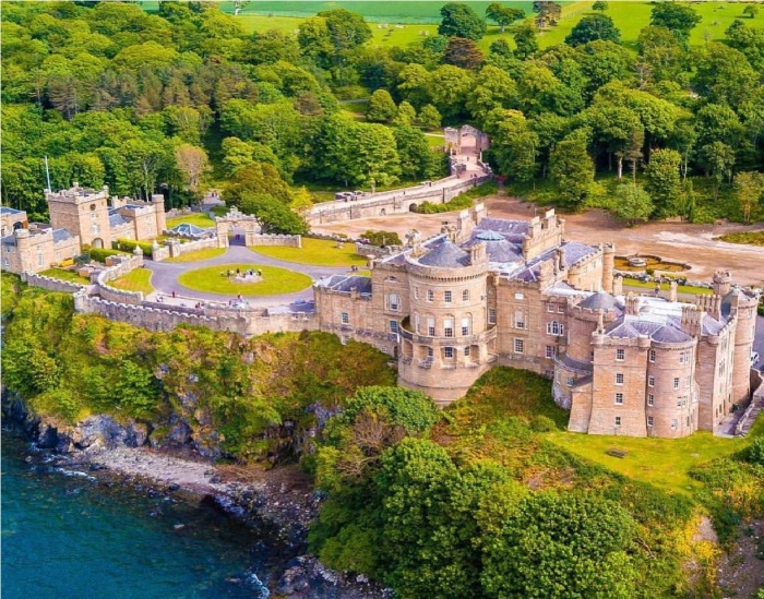 Замок Калзин на вершине утеса с роскошным убранством, живописными окрестностями и богатой историей является одной из самых популярных достопримечательностей Шотландии. | Фото: visitsouthwestscotland.com.