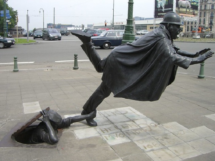 De Vaartkapoen – бельгийская статуя свергнутого полицейского (Брюссель, Бельгия). | Фото: lesoiseauxdepassage.coop.