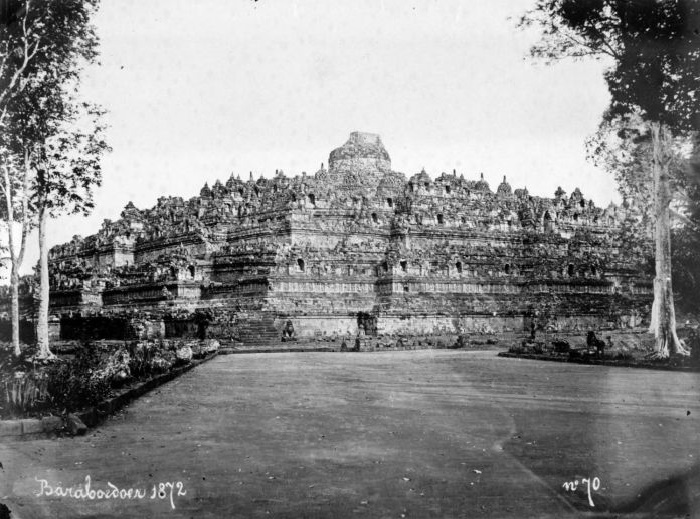 Таким храмовый комплекс увидели исследователи после обнаружения и десятилетий упорного труда по расчистке святыни (Borobudur Temple, о. Ява). | Фото: en.wikipedia.org.