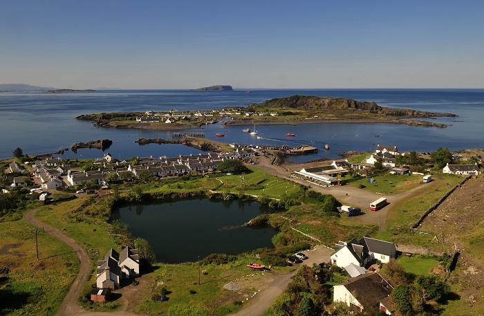 Сегодня остров Исдейл задействован в туристической индустрии, но, как и прежде, островитяне лишены некоторых благ цивилизации (Шотландия). | Фото: gowithted.com.