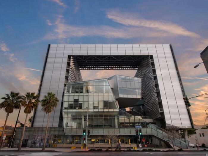 Новый кампус Emerson College в Голливуде имеет гигантский серебристый каркасный фасад, который соединяет две жилые башни со скульптурным основанием лекционных залов, театров и студий (Лос-Анджелес, США). | Фото: today.emerson.edu.