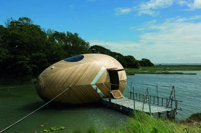 Exbury Egg – скромный плавучий дом длиной в 6,5 м и шириной чуть менее 3 метров – идеальное убежище для одинокого «морского волка» (Великобритания). | Фото: hotgoat.org
