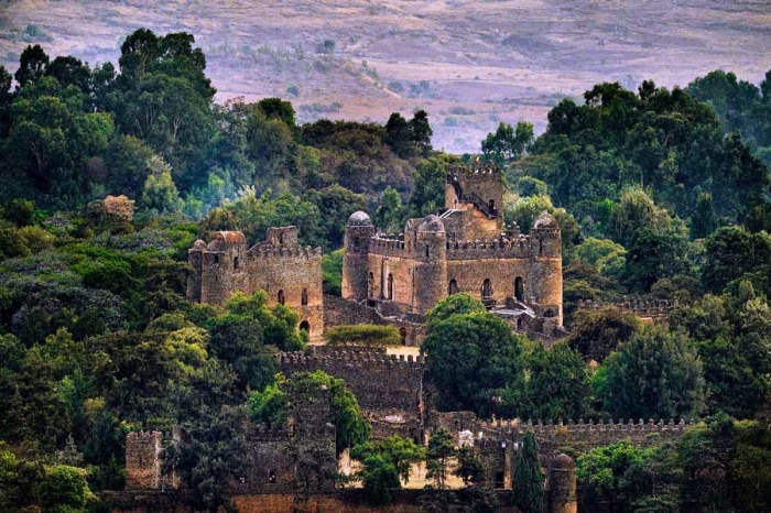 На живописном плато был построен город-крепость Фасил-Гебби, который стал первой столицей Эфиопии (Гондэр). | Фото: travelingeast.com.