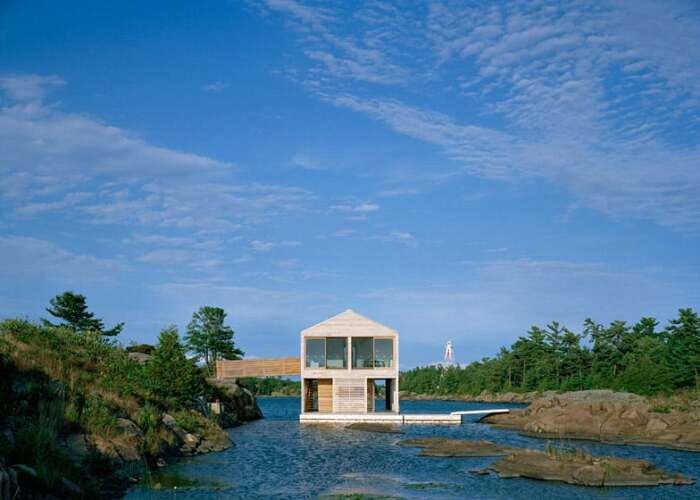 Floating House – уютный плавучий дом, способный адаптироваться к условиям изменения уровня воды на озере Гурон (Канада). | Фото: dezeen.com.