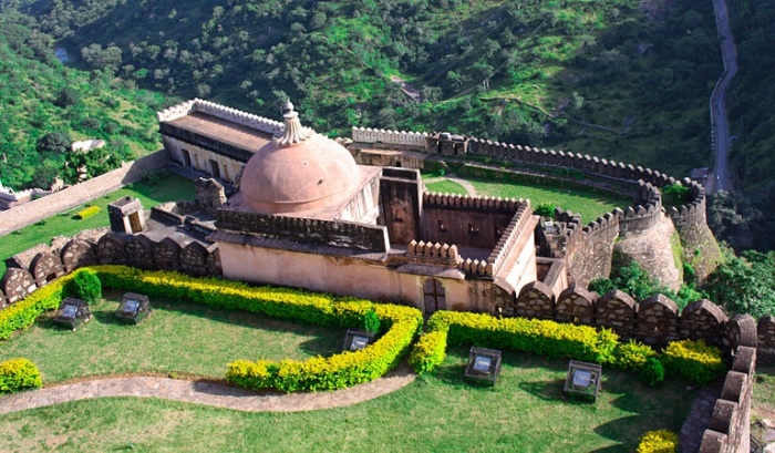 В неприступном форте можно изучать архитектурные стили разных эпох (Kumbhalgarh Fort, Индия). | Фото: tourism.rajasthan.gov.in.
