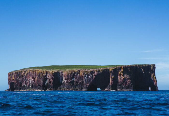 Остров Фула – один из самых удаленных островов Великобритании, куда добраться не так-то просто из-за переменчивой погоды и коварства Атлантического океана. | Фото: news.stv.tv.