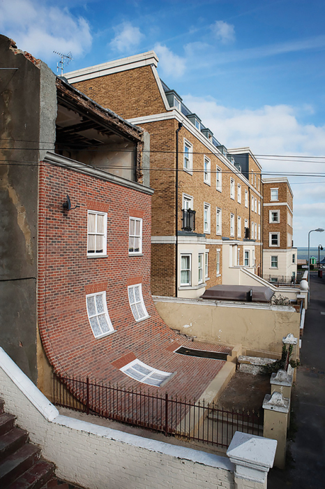 Алекс Чиннек в 2013 году создал иллюзию, как фасад соскальзывает со здания, обнажая верхний этаж, обычно спрятанный за кирпичной кладкой. | Фото: wonderlandmagazine.com.