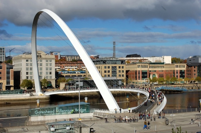 Gateshead Millennium Bridge – единственный в мире поворотный мост, изящество и уникальные возможности которого привлекают людей со всего мира (Великобритания). | Фото: newcastlegateshead.com.