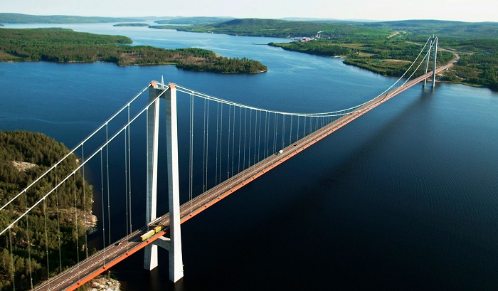 Это сложно увидеть, но 180-метровые пилоны увенчаны стеклянными пирамидами высотой 12 м (Мост «Высокого берега», Швеция). | Фото: engineering-channel.com.