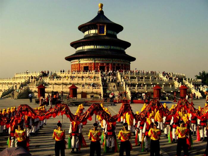 В наши дни также проходят моления о хорошем урожае, но носят они больше светский и праздничный характер (Temple of Heaven, Пекин). | Фото: westchinatour.com.