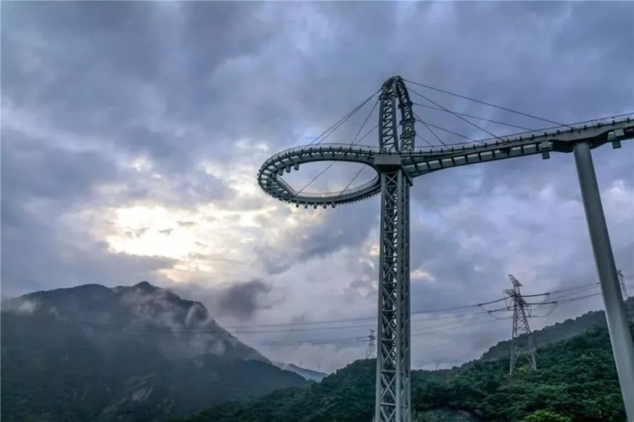 Еще один стеклянный мост в копилке экстремального туризма Китая (Huangtengxia Tianmen Sky Walk, Гуандун). | Фото: news.sina.com.cn.