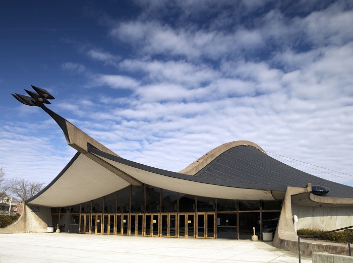 Ingalls Rink – ледовая арена, получившая название «Йельский кит» из-за китообразной формы крыши и неординарного дизайна (Коннектикут, США). | Фото: ru.frwiki.wiki.