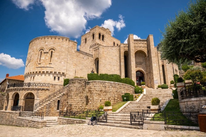 Музей Скандербега стал центром притяжения туристов со всего мира (The Kruja Castle, Албания). | Фото: myguide-albania.com.