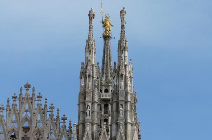 В дни государственных и церковных праздников на алебарде с крестом, находящейся в правой руке Мадонны, развевается национальный флаг (Duomo di Milano, Италия). | Фото: adventureda.blogspot.com.