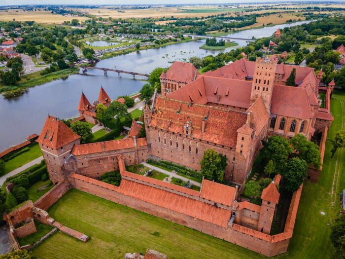 Готический замок Мальборк, расположенный на берегу реки Ногат, – самый большой замок мира (Польша). | Фото: flickr.com.