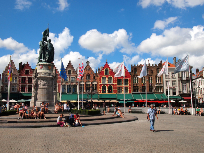 Аутентичная Рыночная площадь Брюгге порадует колоритными достопримечательностями и множеством вкусных предложений (Бельгия). | Фото: vietravel-com.