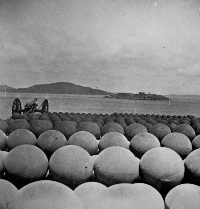 Вид на остров Алькатрас со стороны форта Мейсон в 1869 году (Сан-Франциско, США). | Фото: socialskydivelab.com.