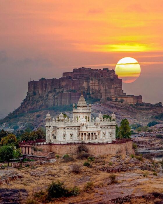 В 1450-х гг. правитель Ратхор Рао Джодха перенес свою столицу, поэтому построил на вершине холма замок Мехрангарх (Индия, Джодхпур). | Фото: ethnicrajasthan.com.
