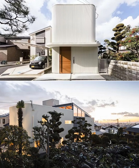 На узком длинном участке получился вполне просторный дом (Melt House, Осака).