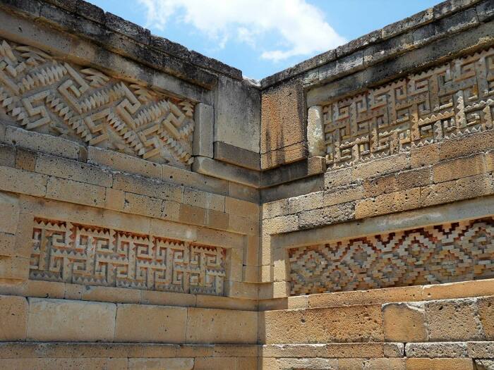 Узоры и орнаменты способны превратить угрюмую монолитную стену в изящное произведение искусства (Митла, Мексика). | Фото: commons.wikimedia.org.