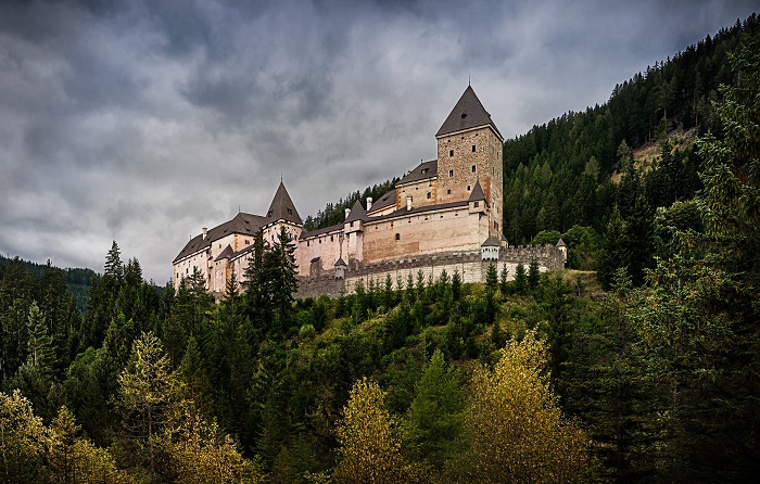 Средневековый замок Моосхам – один из самых загадочных и странных архитектурных комплексов не только в Австрии, но и во всем мире. | Фото: haus-macheiner.com.