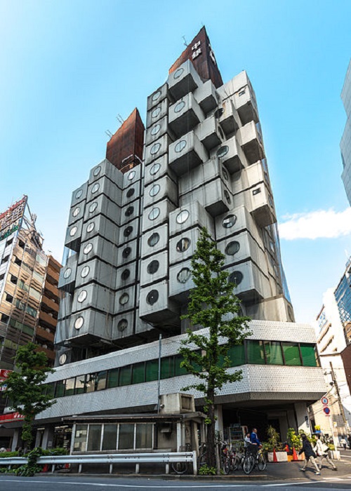 Легендарная высотка Nakagin Capsule Tower, спроектированная выдающимся японским архитектором Кисё Курокавой (Токио, Япония). | Фото: bimplus.co.uk.
