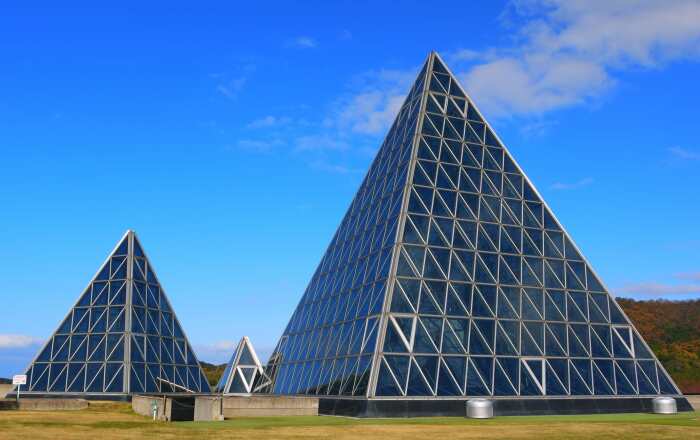 Nima Sand Museum на песчаной дюне Тоттори – это 6 пирамид, в одной из которых находится главная достопримечательность музея (Ома, Япония). | Фото: account.travel.