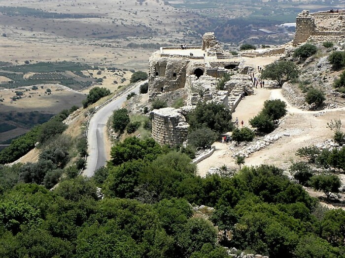 Когда люди покинули Крепость Нимрода, она пришла в полный упадок и запустение (Израиль). | Фото: madainproject.com.