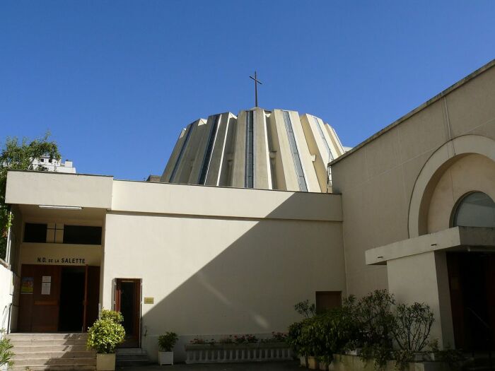 Современный дизайн церкви является примером обновления церковных канонов и экспериментальных архитектурных внедрений (Notre-Dame-de-la-Salette, Париж). | Фото: mi3ch.livejournal.com.