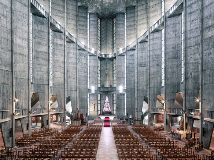 Модернистский собор Notre Dame du Royan в Руайяне от архитектора Гийома Жилле 1958 год (Франция). | Фото: © Thibaud Poirier.