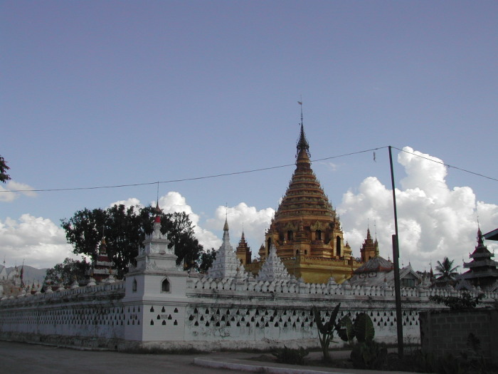 Монастырь Ядана Ман Аунг Пайя, привлекает сверкающей на солнце позолоченной пагодой (Мьянма). | Фото: ru.m.wikipedia.org.