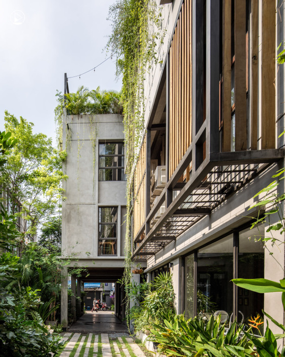 Благодаря балконам и задействованной крыше удалось расширить площадь комплекса чуть ли не вдвое от предыдущих размеров (Tamni Hostel, Бангкок). | Фото: architizer.com.