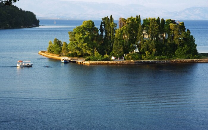Легендарный Мышиный остров, расположенный в 4 км от города Корфу, обязан своим названием крошечным размерам и формам (Греция). | Фото: projectcorfu.com.