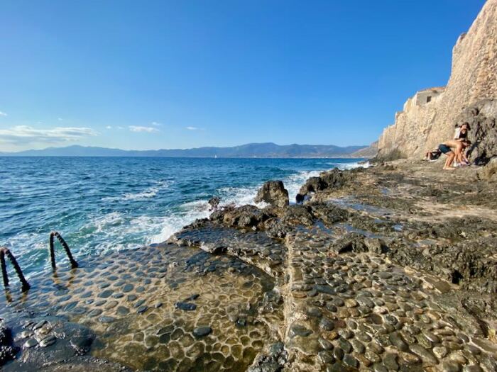 Пляж Портелло – это небольшая площадка с вертикальной лестницей, ведущей в море (Monemvasia, Греция). | Фото: travelnotesandbeyond.com.