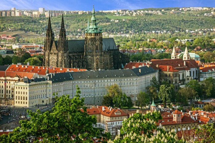 Prague Castle – объект Всемирного наследия ЮНЕСКО, занесен в Книгу рекордов Гиннесса как «самый большой древний замок в мире» (Прага, Чехия). | Фото: travelandleisure.com.