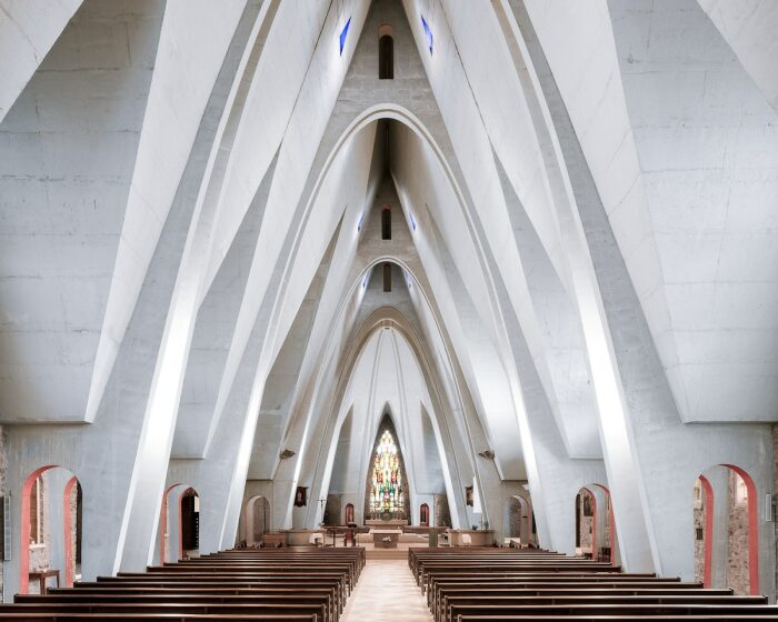 Благодаря отходу от канонов храмового строительства, стараниями архитектора Жана Дориана мир увидел удивительной красоты церковь Saint-Martin, 1957 (Донж, Франция). | Фото: © Thibaud Poirier.