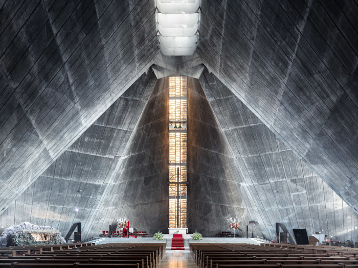 Завораживающий интерьер церкви Saint Mary's Cathedral в Токио от архитектора Kenzo Tange, 1964 (Япония). | Фото: © Thibaud Poirier.