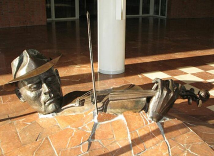 Sculpture De Violist – памятник скрипачу, появившийся в 1991 г. в фойе концертного зала Stopera (Амстердам, Нидерланды). | Фото: richardtulloch.wordpress.com.