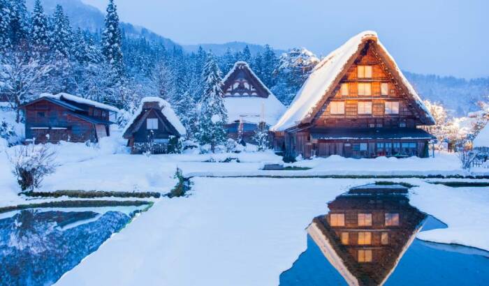 Сказочная деревня, затерявшаяся во времени, особенно прекрасна в зимний период (Сиракава-го, Япония). | Фото: getwallpapers.com.