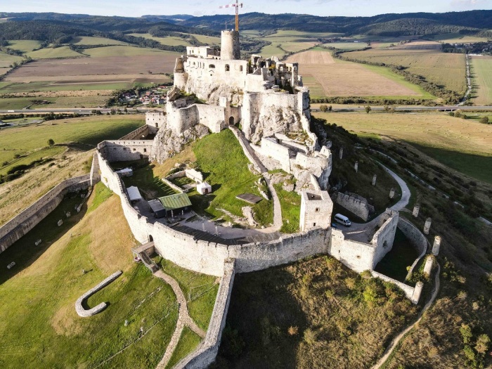Спишский замок является одним из самых больших замков Центральной Европы и важным историческим местом в Словакии. | Фото: heartmybackpack.com.