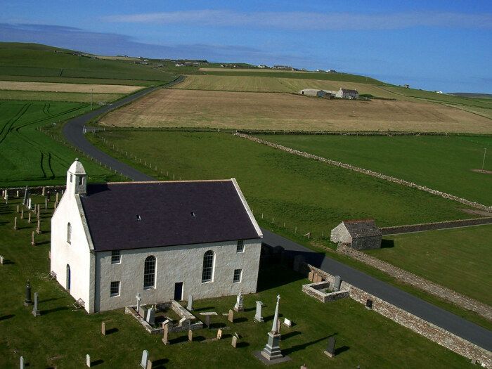 Скромная с виду церквушка St Peter’s Kirk на Оркнейских островах может предложить незабываемое времяпровождение и безопасный ночлег (Шотландия). | Фото: eastchurchcromarty.co.uk.
