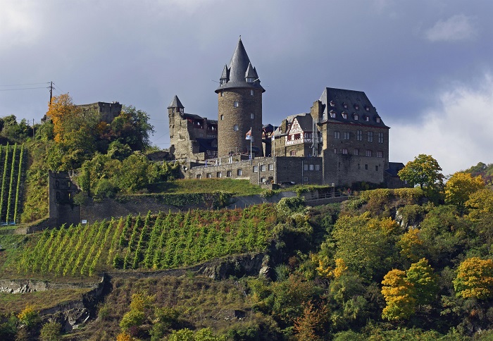 На вершине холма сохранился романтический средневековый замок Штальек, с высоты башен которого можно насладится панорамным видом на долину Рейна и виноградники (Бахарах, Германия). | Фото: romantischer-rhein.de.