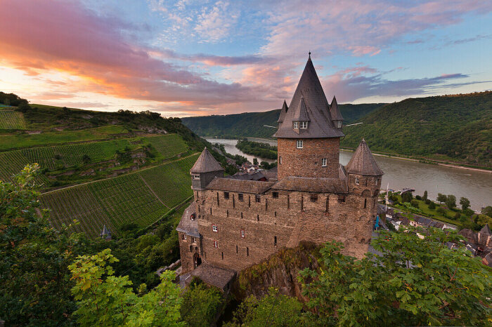 Замок Штальек является одной из многих великолепных крепостей, которые украшают впечатляющий пейзаж долины Верхнего Среднего Рейна (Бахарах, Германия). | Фото: romantischer-rhein.de.