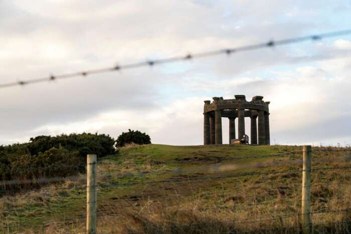 На пути следования находится Мемориал Стоунхейвен, посвященный воинам, погибшим в годы Первой и Второй мировых войн (Стоунхейвен, Шотландия). | Фото: lifejourney4two.com.
